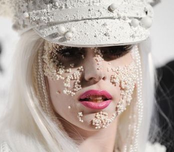 RECENZE: Lady Gaga na Born This Way šokuje i nudí